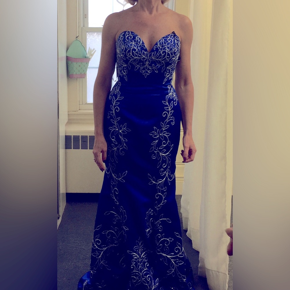 Women’s long evening gown, forever enchanted, size 6, never worn